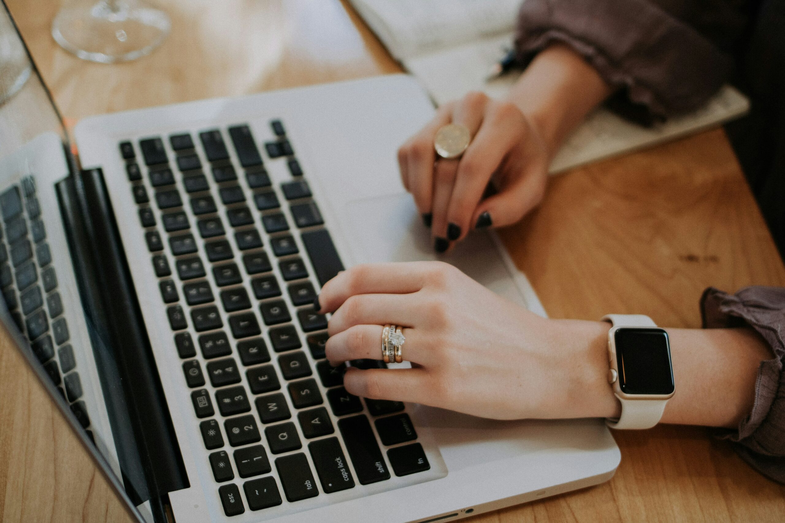 OPEN Mitarbeiter Arbeitet an einem Macbook an einem Hubspot Projekt