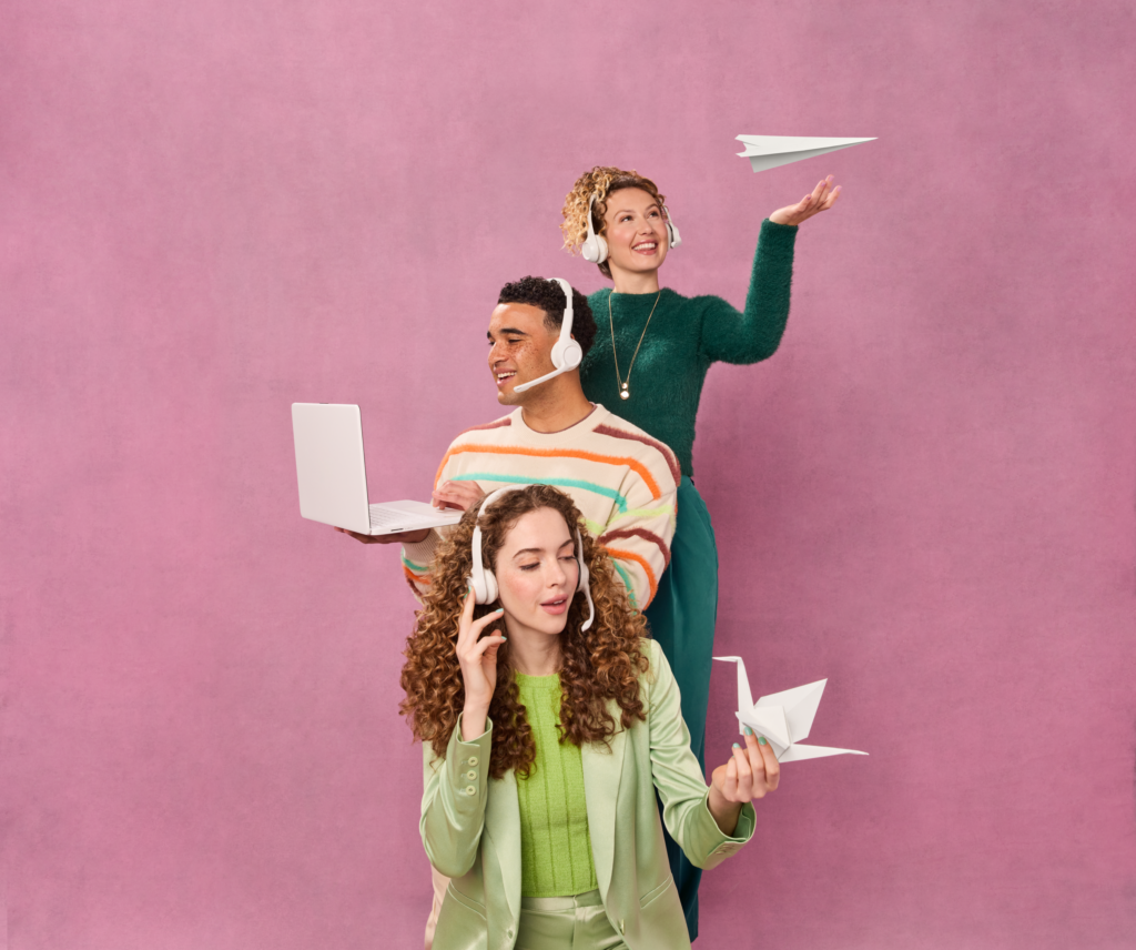 Drei Menschen die hinterinander stehen mit Headset und lächeln.