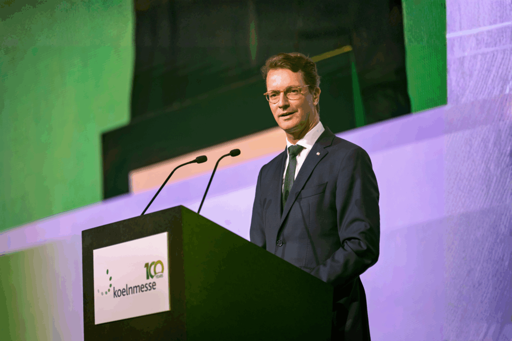 koelnmesse Speaker auf Bühne bei 100 Jahrfeier